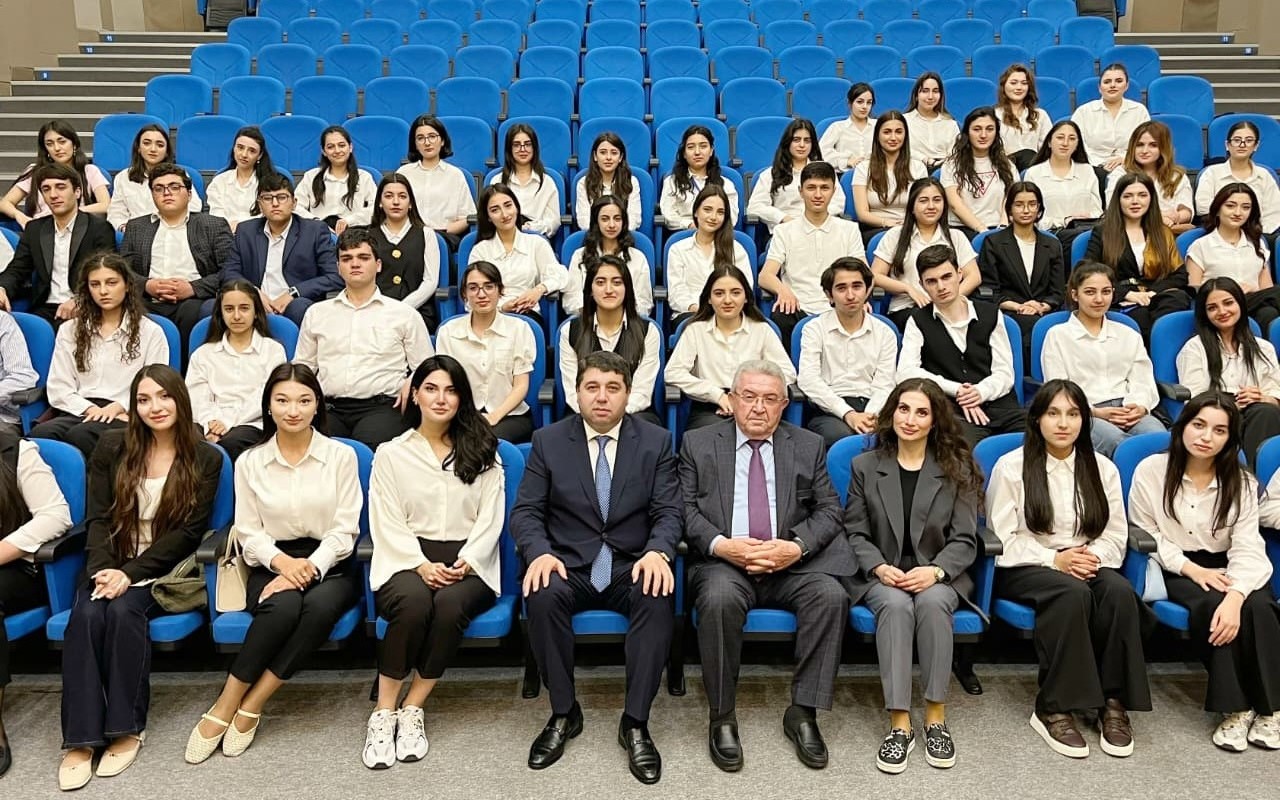 YAP Yasamal rayon təşkilatı gənclərlə görüş keçirdi -