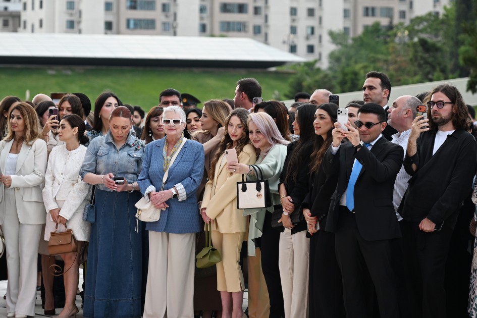 Prezidentin qızı və gəlini sərgidə - FOTOLAR Prezidentin qızı və gəlini sərgidə - FOTOLAR