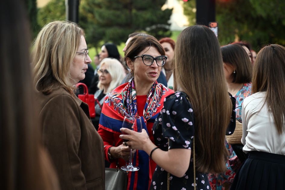 Prezidentin qızı və gəlini sərgidə - FOTOLAR Prezidentin qızı və gəlini sərgidə - FOTOLAR