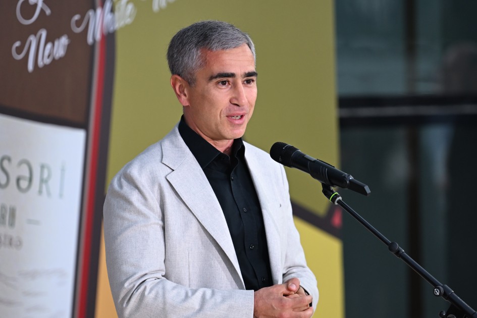 Prezidentin qızı və gəlini sərgidə - FOTOLAR Prezidentin qızı və gəlini sərgidə - FOTOLAR