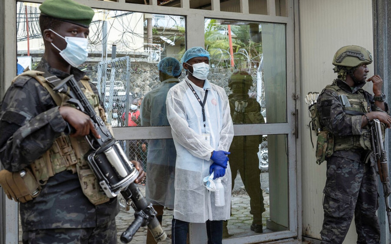 İnsanlar Ebola müalicə mərkəzini