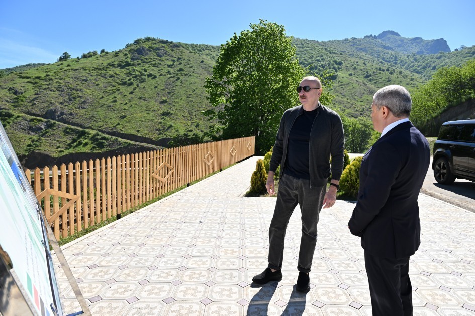 Prezident Şuşanın B&ouml;y&uuml;k Qaladərəsi kəndində g&ouml;r&uuml;lən işlərlə tanış olub - FOTOLAR