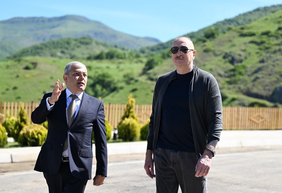 Prezident Şuşanın B&ouml;y&uuml;k Qaladərəsi kəndində g&ouml;r&uuml;lən işlərlə tanış olub - FOTOLAR