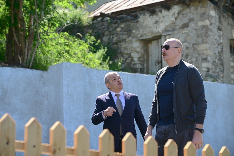 Prezident Şuşanın B&ouml;y&uuml;k Qaladərəsi kəndində g&ouml;r&uuml;lən işlərlə tanış olub - FOTOLAR