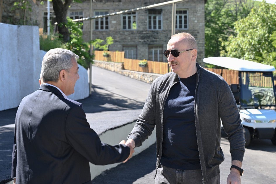 Prezident Şuşanın B&ouml;y&uuml;k Qaladərəsi kəndində g&ouml;r&uuml;lən işlərlə tanış olub - FOTOLAR
