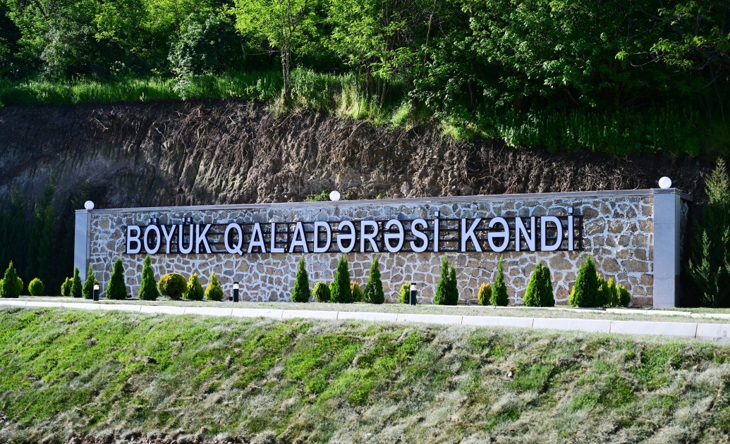 Prezident Şuşanın B&ouml;y&uuml;k Qaladərəsi kəndində g&ouml;r&uuml;lən işlərlə tanış olub - FOTOLAR