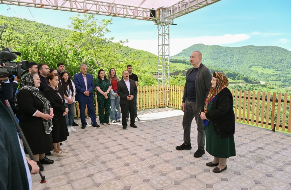 Prezident Şuşanın Böyük Qaladərəsi kəndində görülən işlərlə tanış olub - FOTOLAR