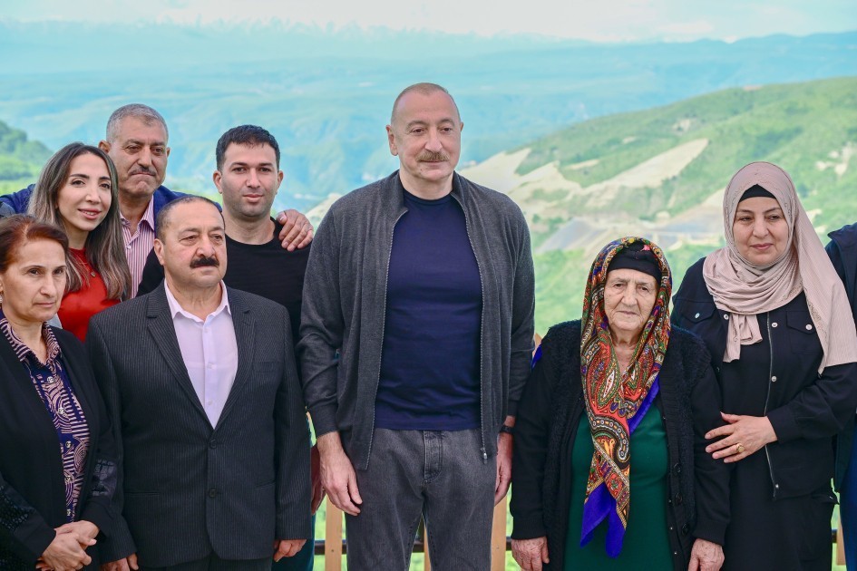 Prezident Şuşanın Böyük Qaladərəsi kəndində görülən işlərlə tanış olub - FOTOLAR