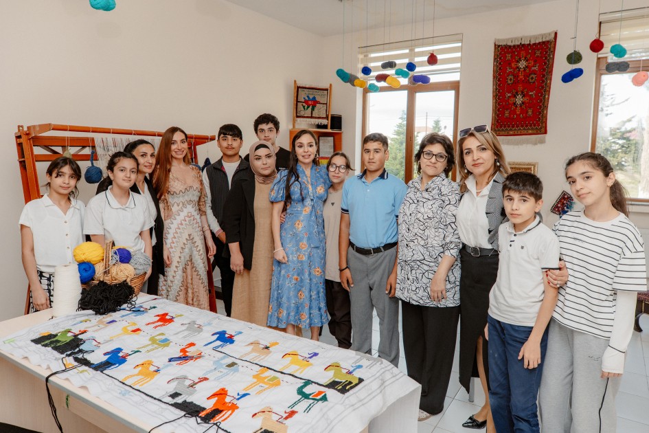 Leyla və Arzu Əliyevalar internat məktəbində olublar - FOTOLAR