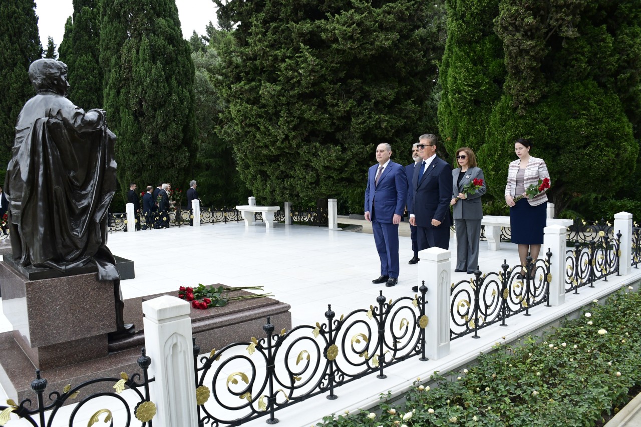 Beynəlxalq konfrans iştirakçıları Heydər Əliyevin məzarını və Şəhidlər xiyabanını ziyarət edib - FOTOLAR