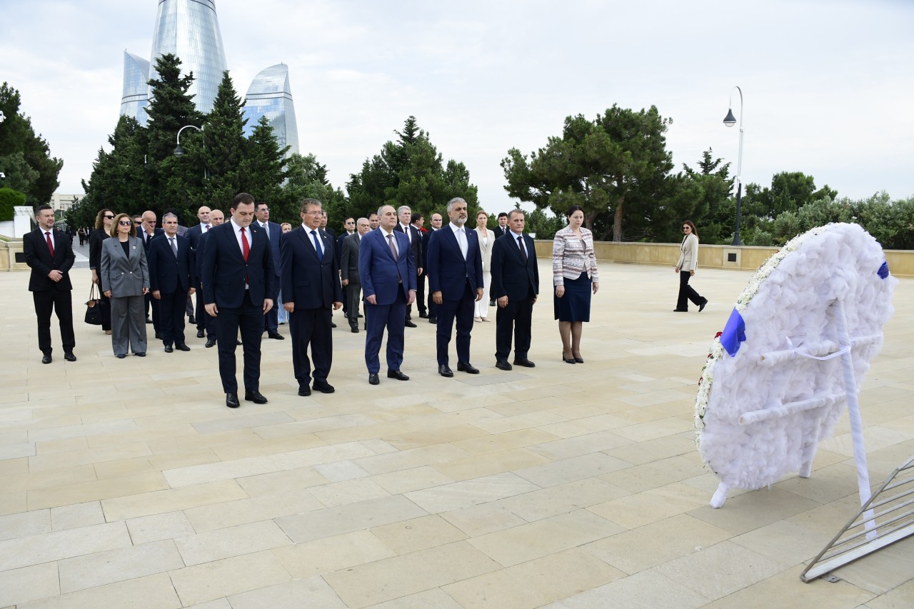 Beynəlxalq konfrans iştirakçıları Heydər Əliyevin məzarını və Şəhidlər xiyabanını ziyarət edib - FOTOLAR