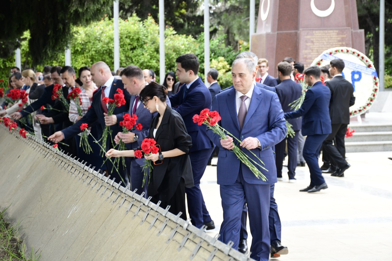 Beynəlxalq konfrans iştirakçıları Heydər Əliyevin məzarını və Şəhidlər xiyabanını ziyarət edib - FOTOLAR