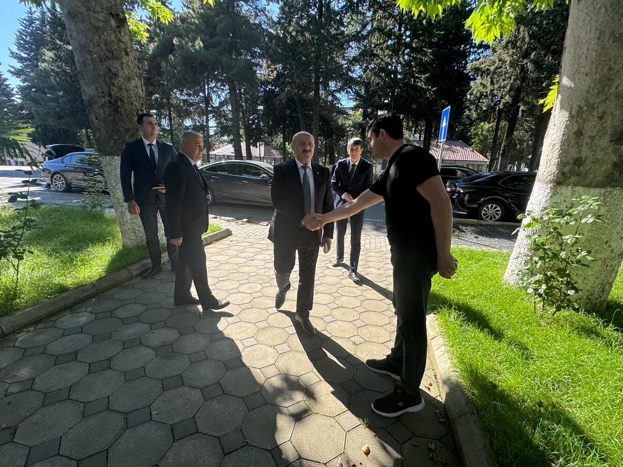 Asif Əsgərov şəhid ailəsini ziyarət edib, növbəti vətəndaş qəbulu keçirib - FOTOLAR