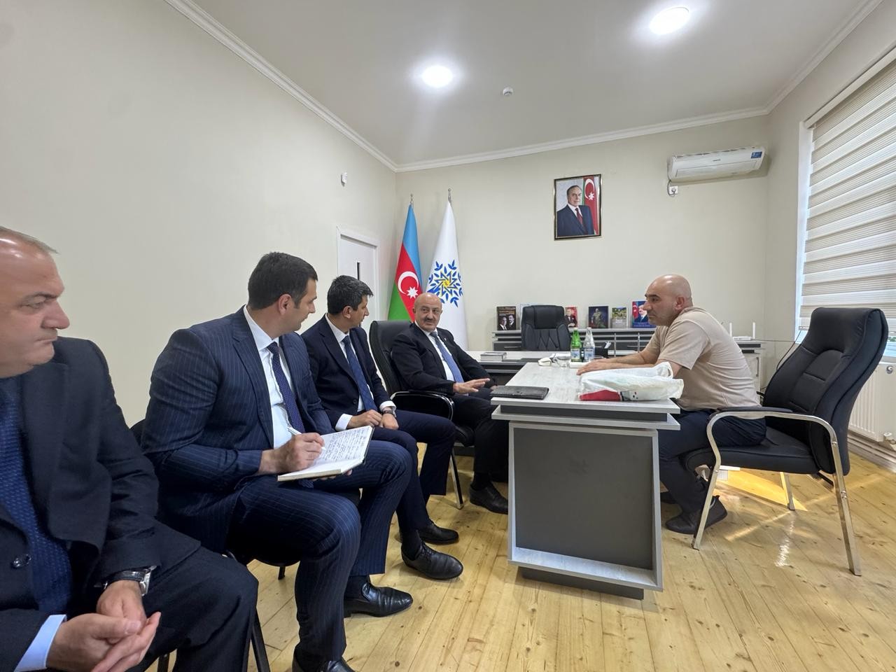 Asif Əsgərov şəhid ailəsini ziyarət edib, növbəti vətəndaş qəbulu keçirib - FOTOLAR