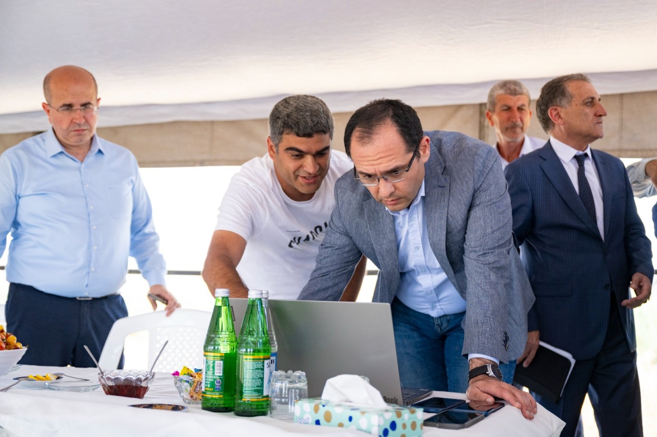 Nazir Sabirabadda kombayn sürdü - FOTOLAR
