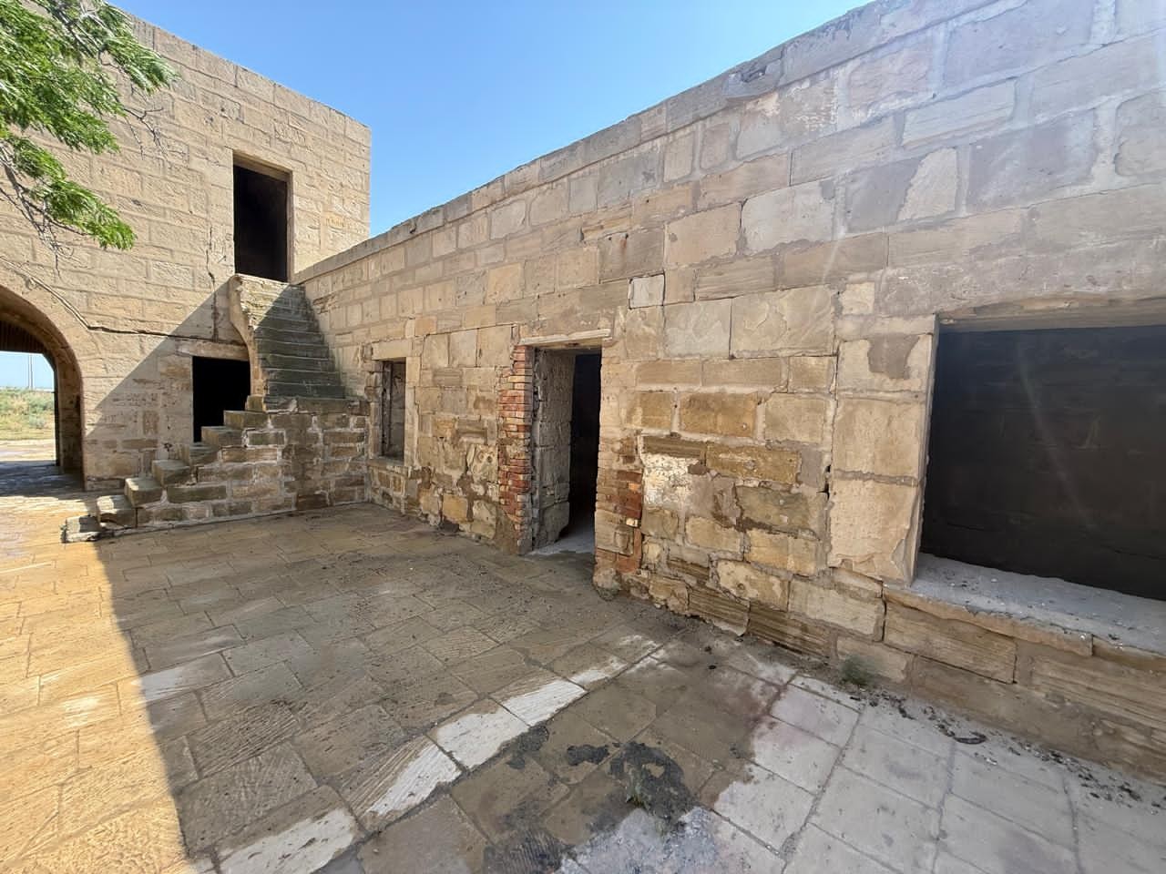 Tarixi karvansaraya qanunsuz müdaxilənin qarşısı alındı - FOTOLAR