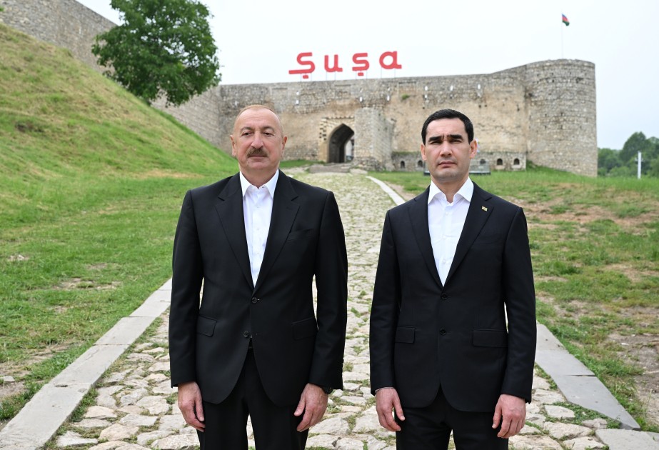 İlham Əliyev və Berdiməhəmmədov güllələnmiş büstlərə baxıblar - FOTOLAR