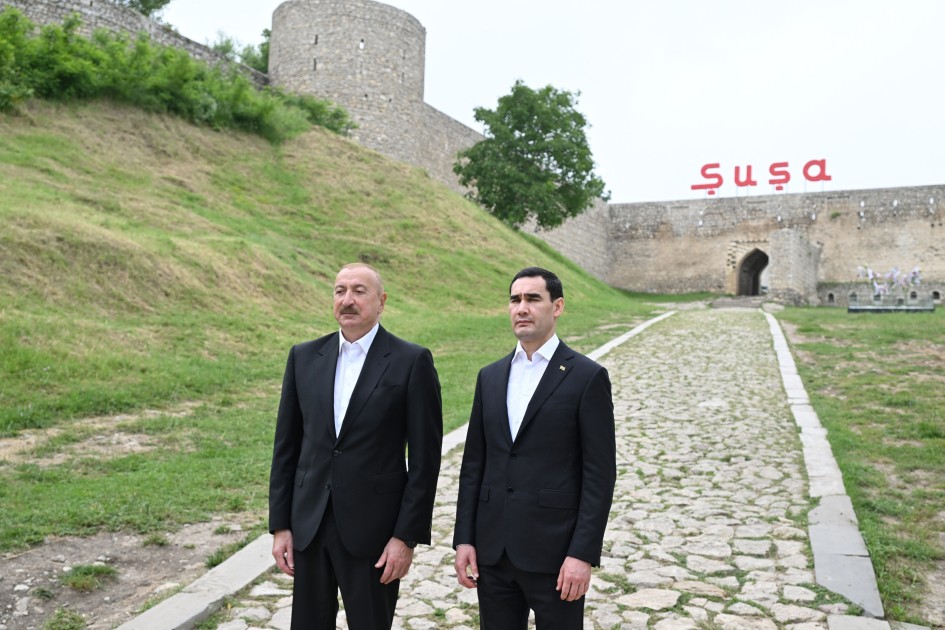 İlham Əliyev və Berdiməhəmmədov güllələnmiş büstlərə baxıblar - FOTOLAR