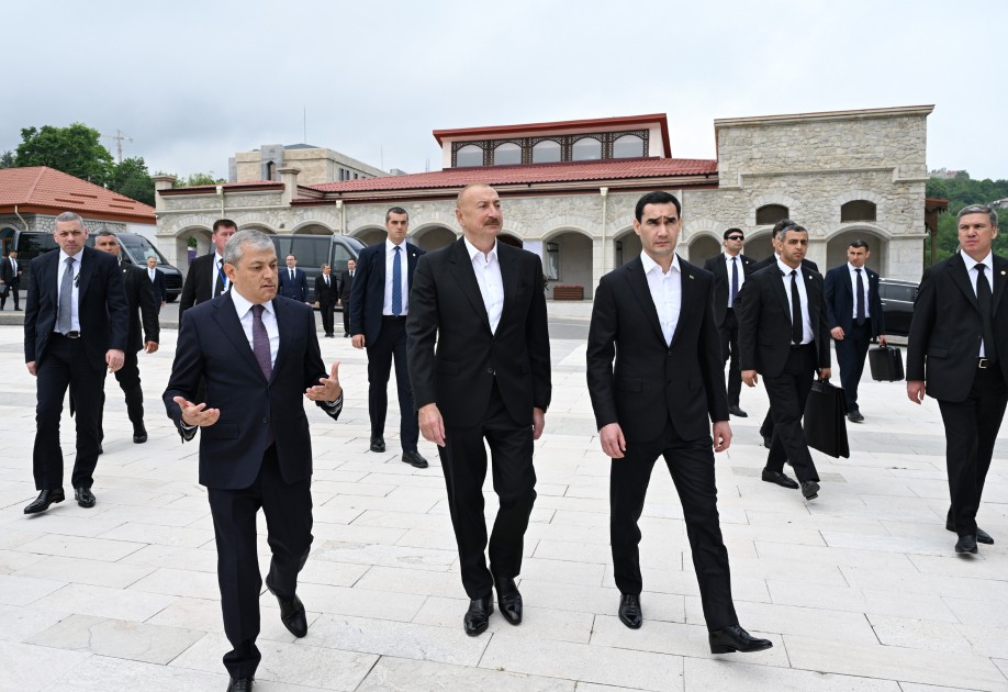 İlham Əliyev və Berdiməhəmmədov güllələnmiş büstlərə baxıblar - FOTOLAR