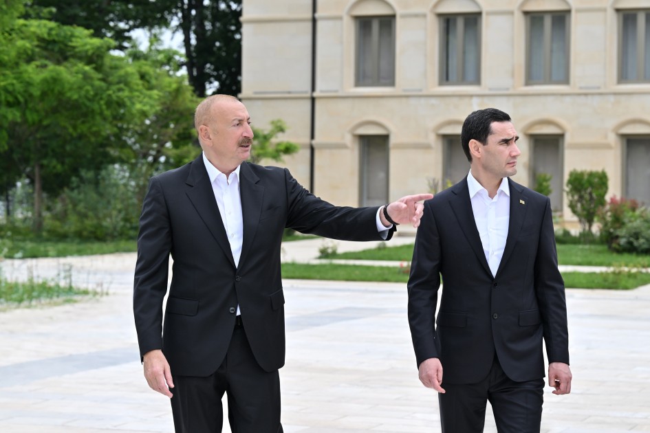 İlham Əliyev və Berdiməhəmmədov güllələnmiş büstlərə baxıblar - FOTOLAR