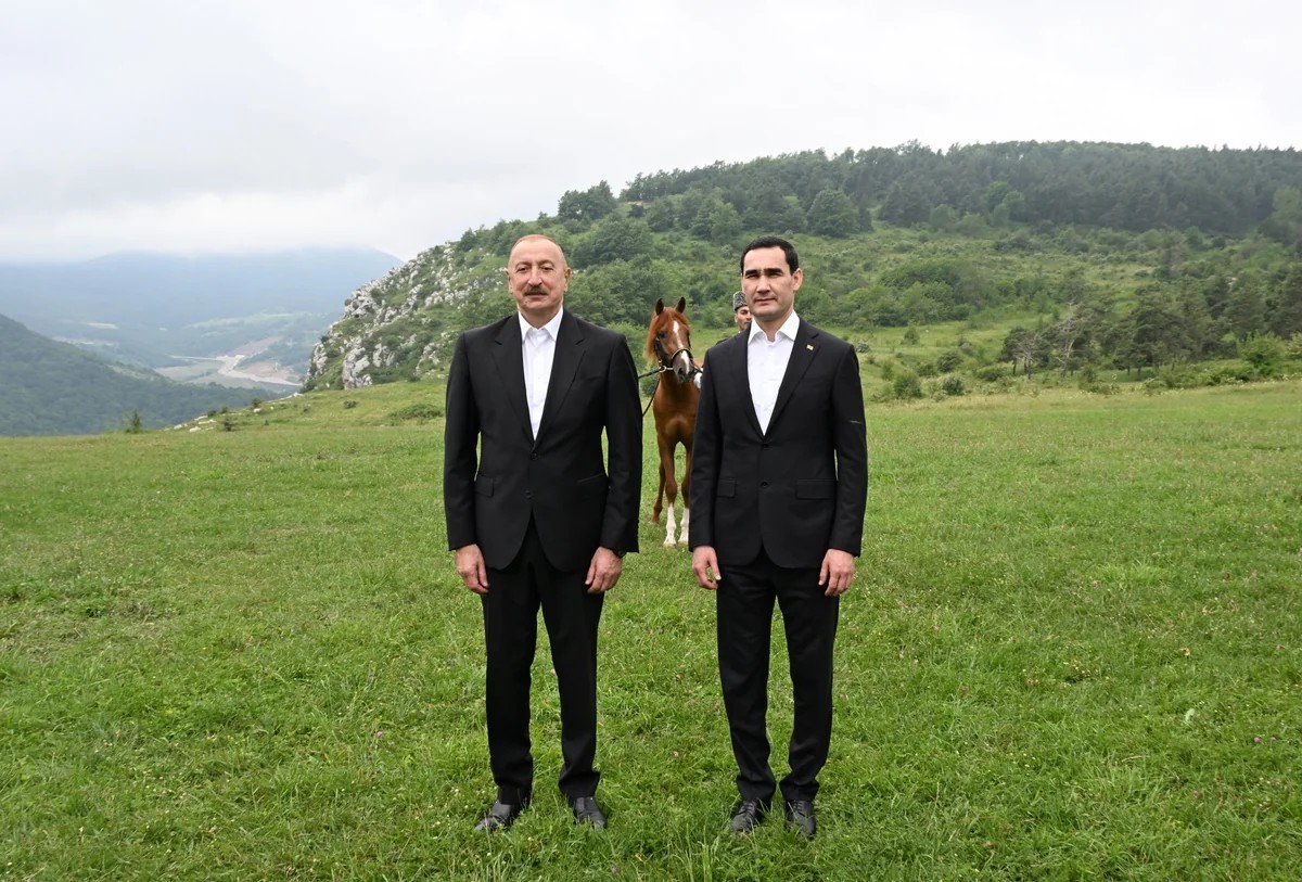 İlham Əliyev Türkmənistan Prezidentinə Qarabağ atı hədiyyə etdi