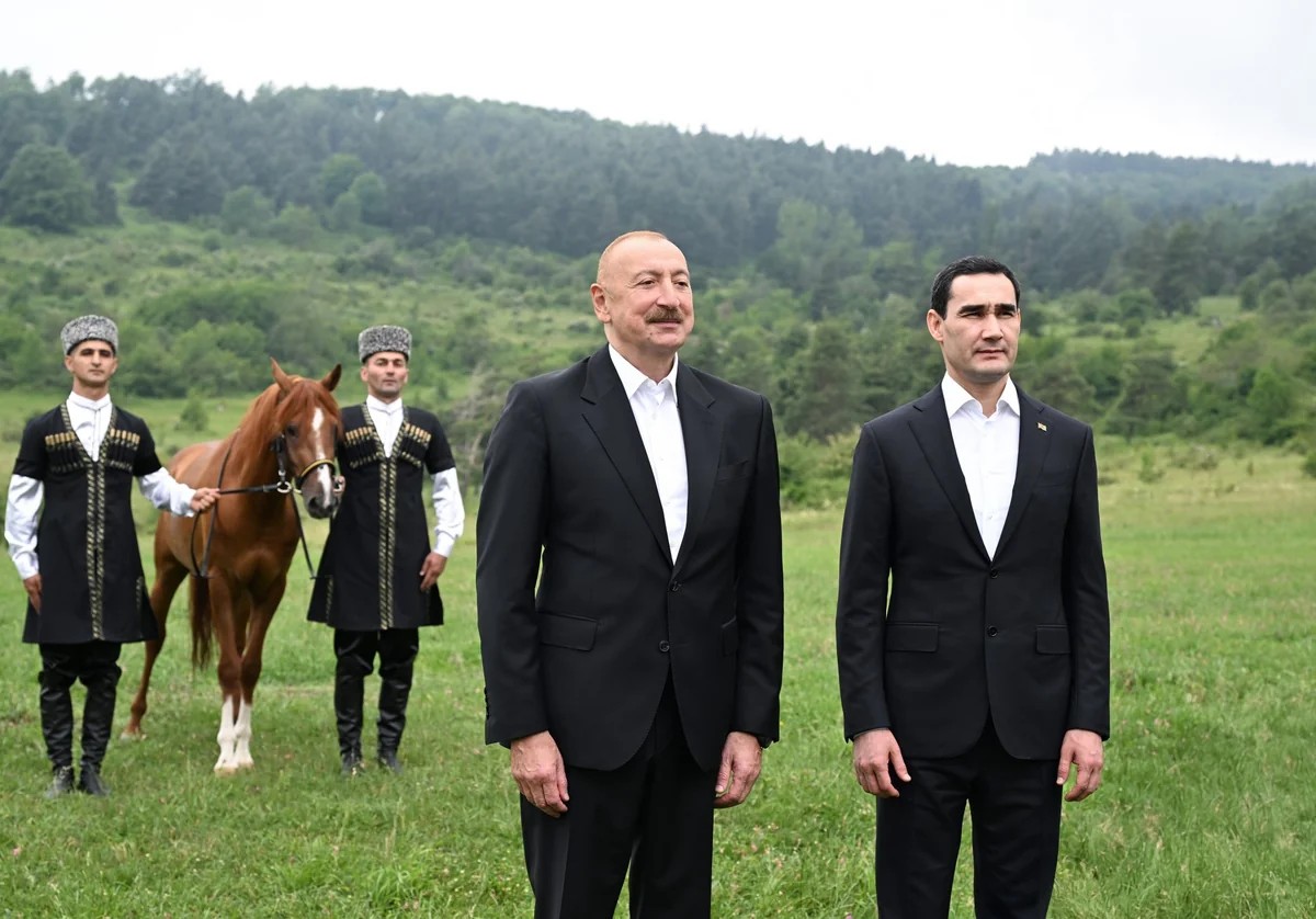 İlham Əliyev Türkmənistan Prezidentinə Qarabağ atı hədiyyə etdi