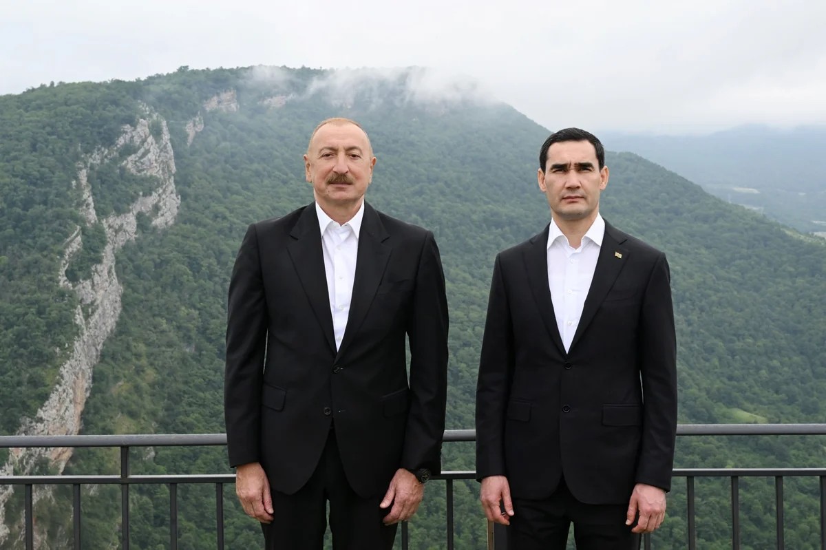 İlham Əliyev Türkmənistan Prezidentinə Qarabağ atı hədiyyə etdi
