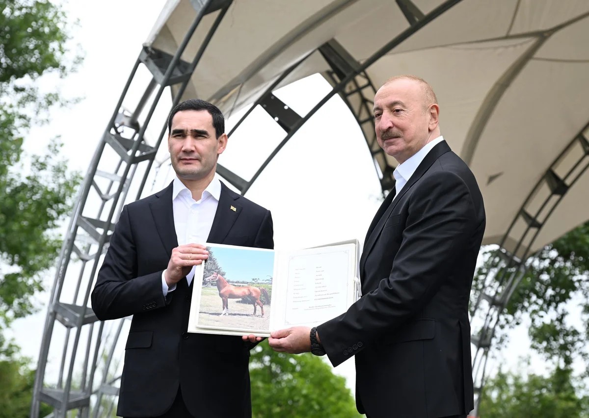 İlham Əliyev Türkmənistan Prezidentinə Qarabağ atı hədiyyə etdi