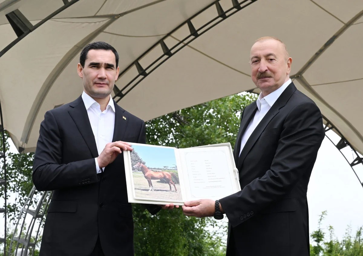 İlham Əliyev Türkmənistan Prezidentinə Qarabağ atı hədiyyə etdi