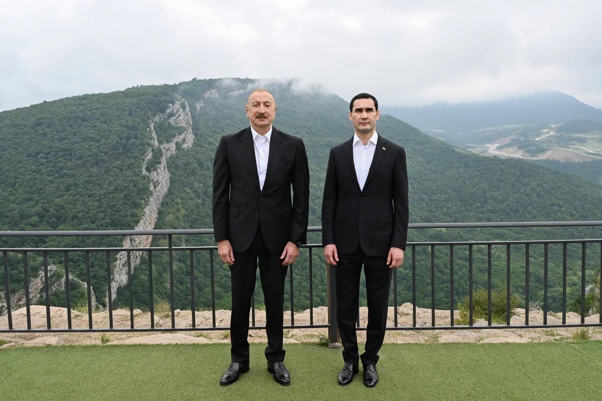 İlham Əliyev Türkmənistan Prezidentinə Qarabağ atı hədiyyə etdi