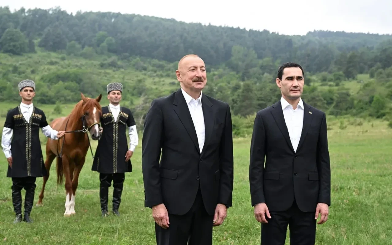 11 ay əvvəl eyni məkanda atasına da at hədiyyə olunmuşdu - FOTOLAR