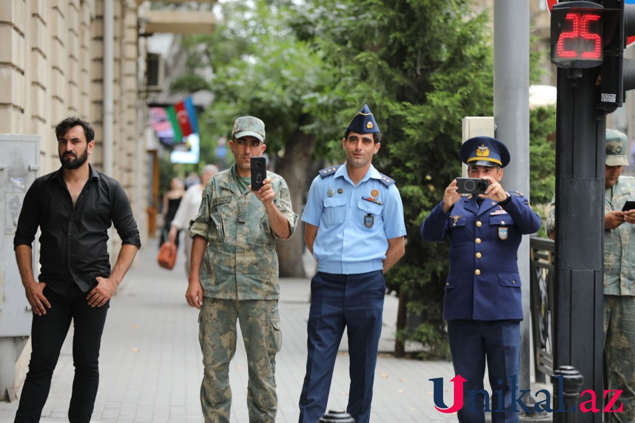 Hərbçilər keçid etdi, vətəndaşlar izlədi - FOTOLAR