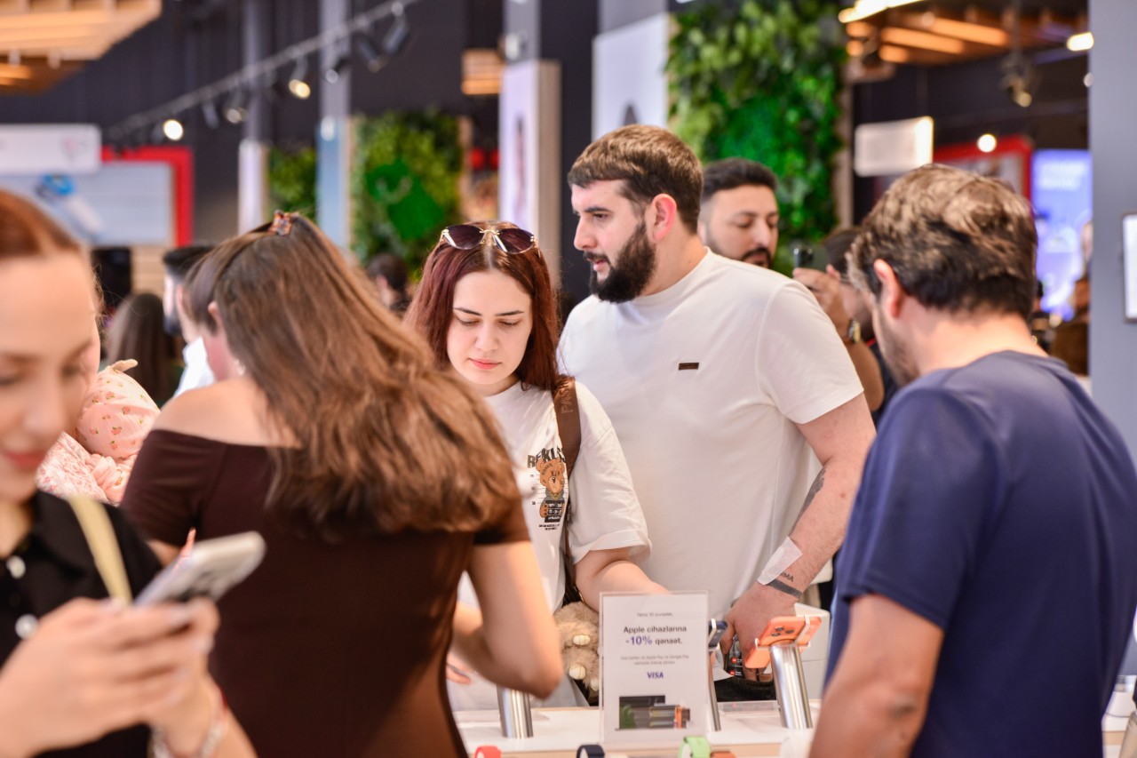 Qafqazın ilk rəsmi “Apple Shop”u “Kontakt”da - FOTOLAR