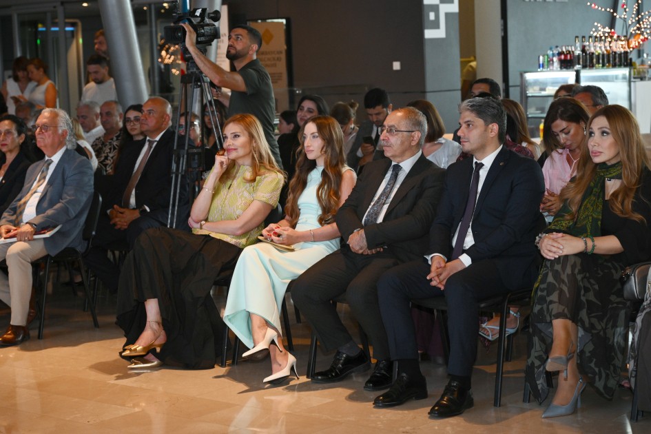 Alyona Əliyeva sərgi açılışında - FOTOLAR