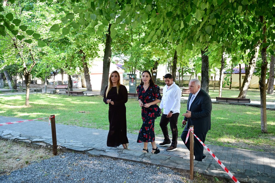 Leyla Əliyeva Məhəmməd Füzuli adına parkdakı işlərlə tanış oldu - FOTOLAR