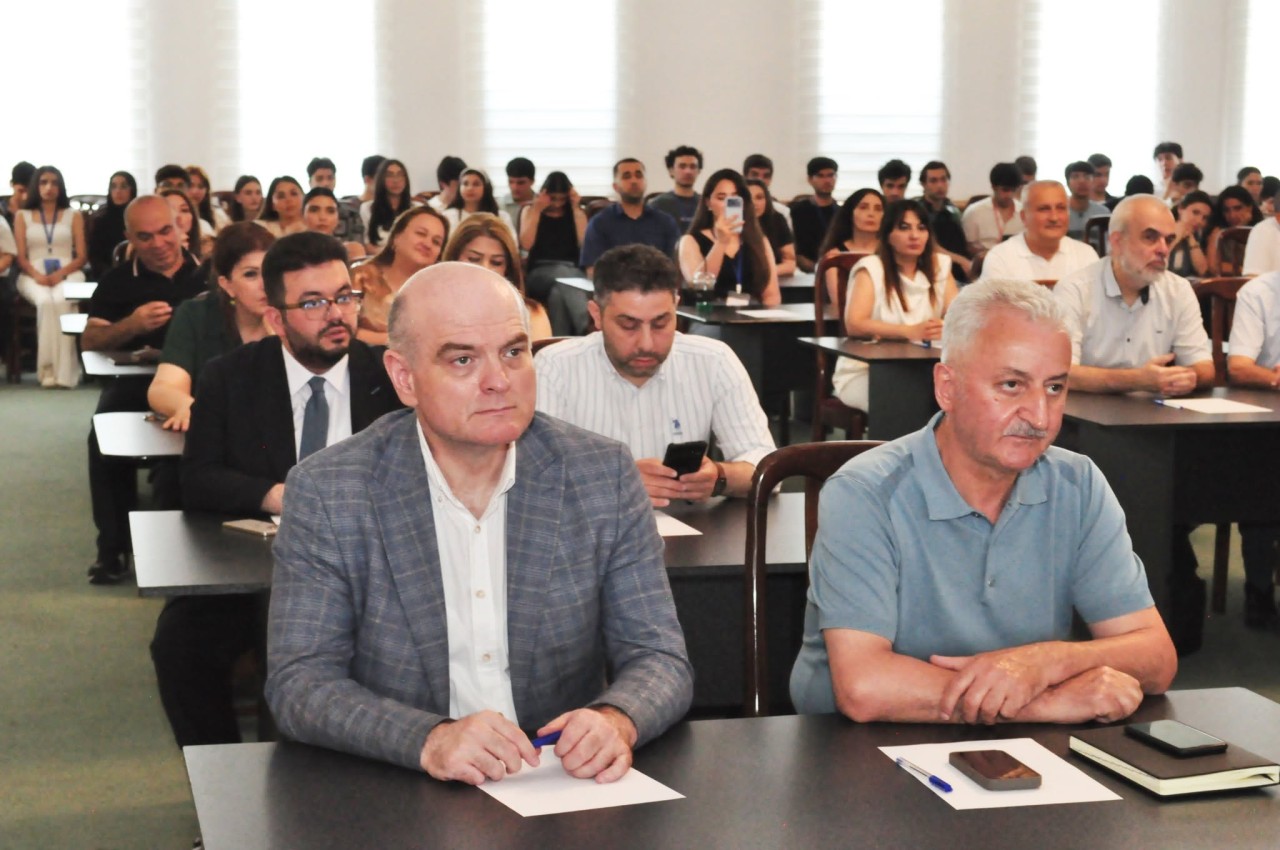 Akademikin rəqəmsal ekizi tələbələrə mühazirə keçdi - OYU- da ilk (FOTOLAR)