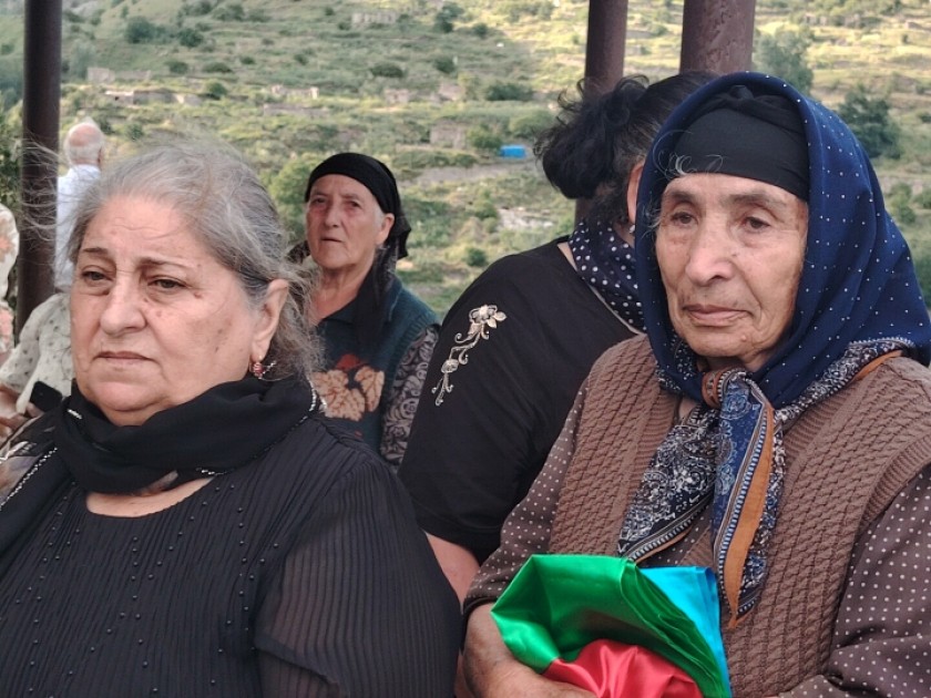 33 il əvvəl itkin düşən Mədinə Babayevanın qalıqları Kəlbəcərdə torpağa tapşırıldı (FOTOLAR)