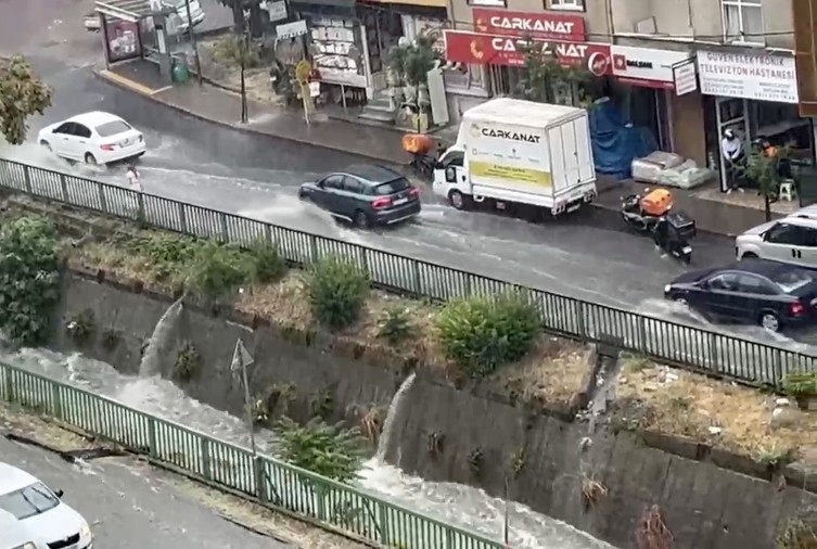 İstanbulda güclü leysan həyatı iflic etdi - FOTOLAR