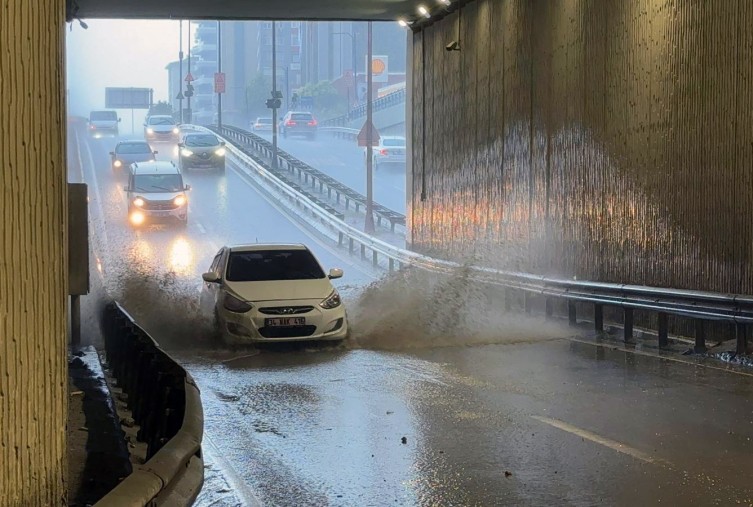 İstanbulda güclü leysan həyatı iflic etdi - FOTOLAR