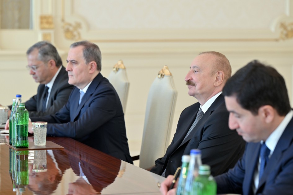 İlham Əliyev ABŞ Senatının Xarici Əlaqələr Komitəsinin üzvünü qəbul etdi - FOTOLAR İlham Əliyev ABŞ Senatının Xarici Əlaqələr Komitəsinin üzvünü qəbul etdi - FOTOLAR