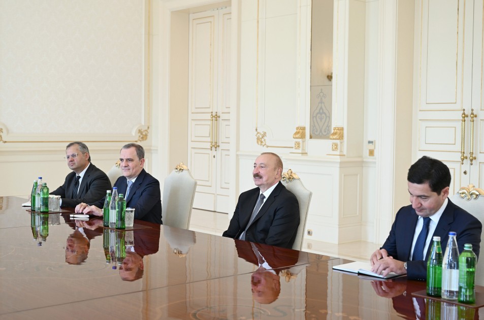 İlham Əliyev ABŞ Senatının Xarici Əlaqələr Komitəsinin üzvünü qəbul etdi - FOTOLAR İlham Əliyev ABŞ Senatının Xarici Əlaqələr Komitəsinin üzvünü qəbul etdi - FOTOLAR