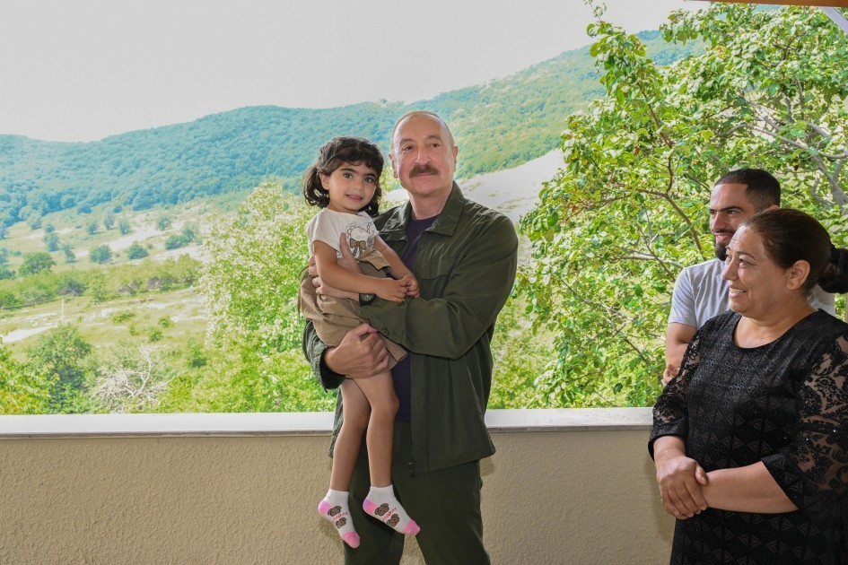 İlham Əliyev Kiçik Qaladərəsi kəndində olub, sakinlərlə görüşüb (FOTOLAR) İlham Əliyev Kiçik Qaladərəsi kəndində olub, sakinlərlə görüşüb (FOTOLAR)