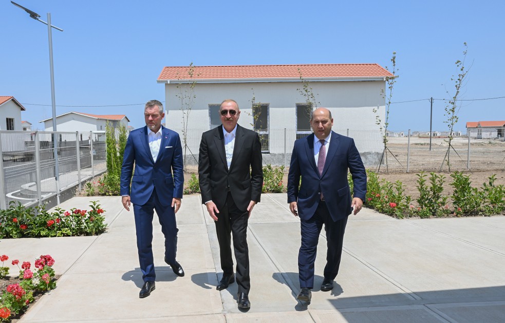 Prezidentlər Baş Qərvənd kəndində - FOTOLAR Prezidentlər Baş Qərvənd kəndində - FOTOLAR