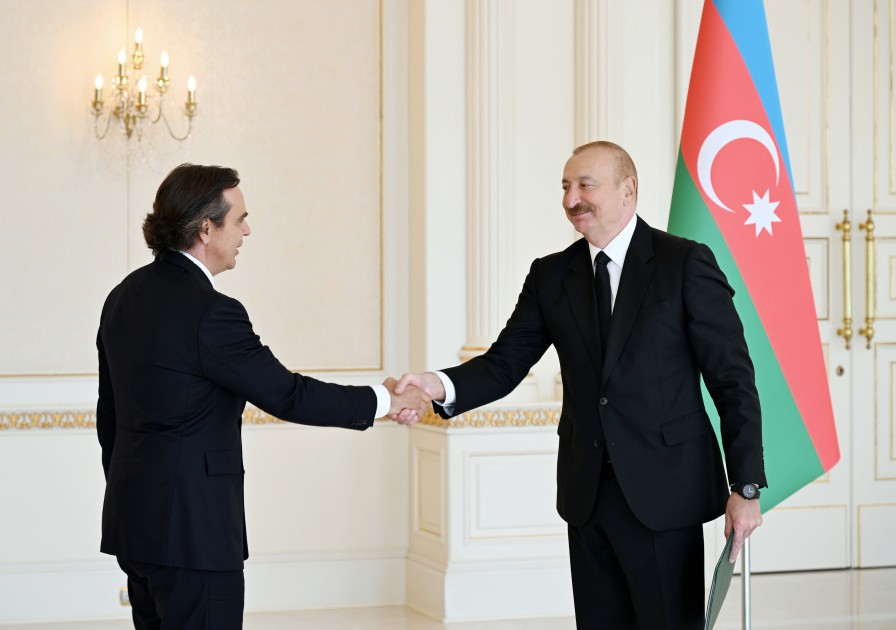 İlham Əliyev yeni səfirləri qəbul etdi - FOTOLAR (YENİLƏNİB)