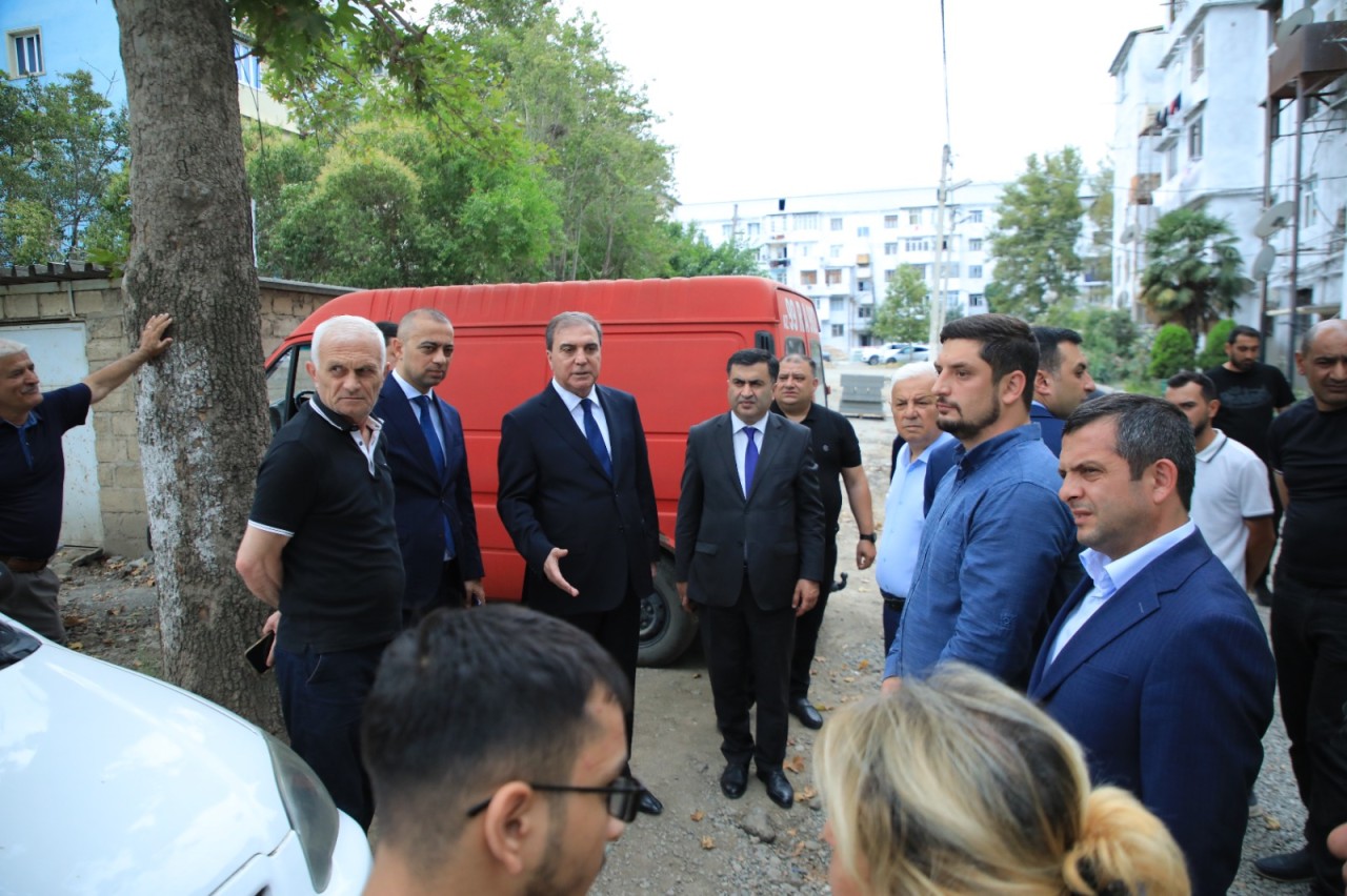 Niyazi Bayramov şəhərdə aparılan təmir-bərpa işləri ilə tanış olub - FOTOLAR