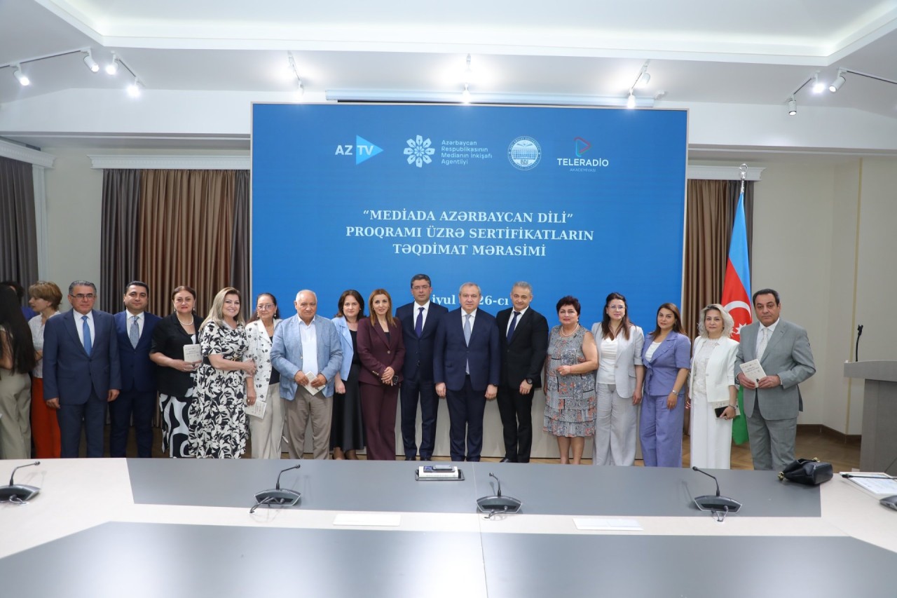 "Mediada Azərbaycan dili" mövzusunda keçirilən təlim proqramı uğurla yekunlaşdı - FOTOLAR