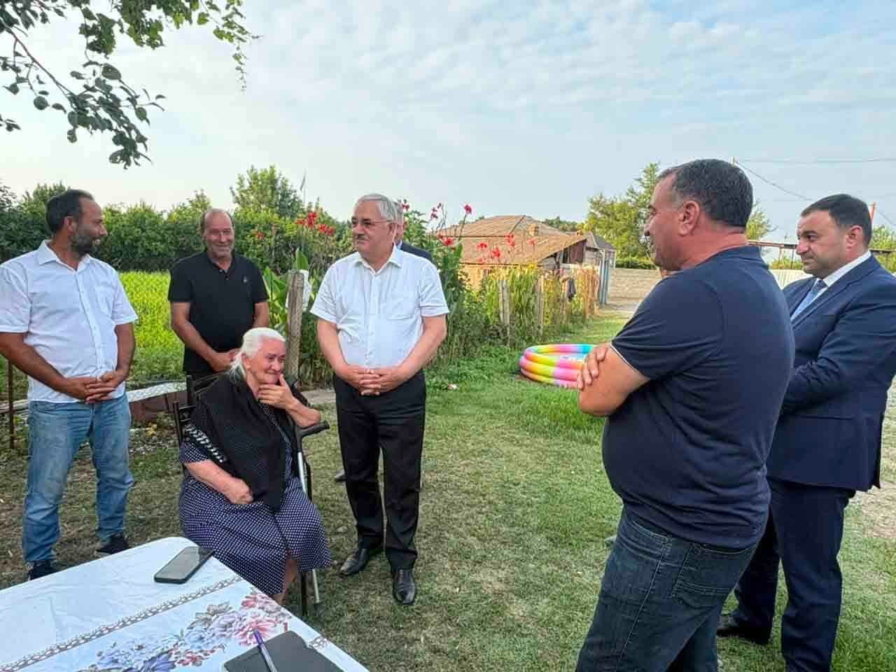Vaqif Həsənov şəhid ailəsinin evində görülmüş işlərlə tanış oldu - FOTOLAR