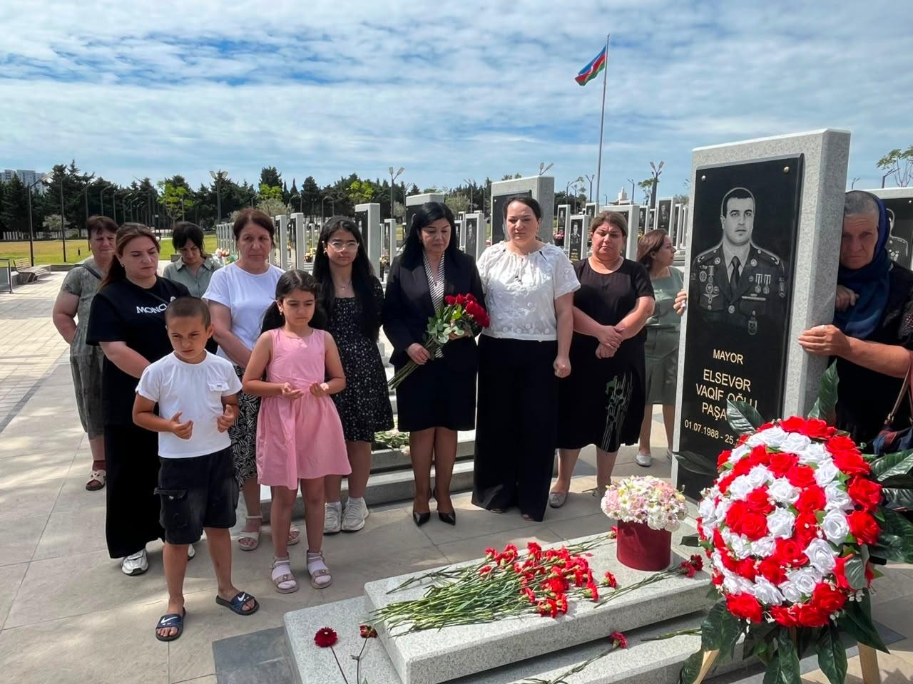 Abdin Fərzəliyev şəhidləri və onların ailə üzvlərini ziyarət edib - FOTOLAR