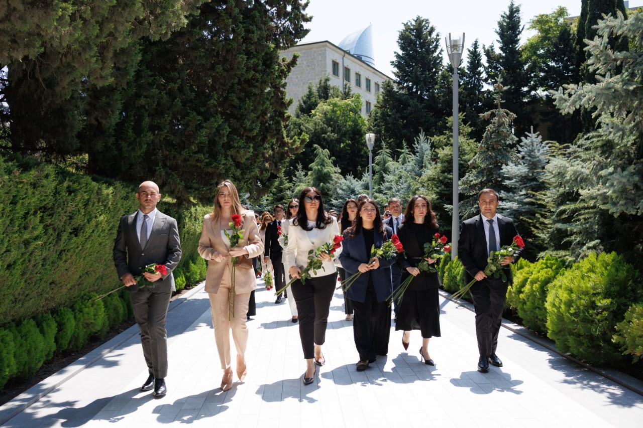 MEDİA, Audiovizual Şura və Mətbuat Şurasının nümayəndələri Fəxri xiyabanı ziyarət etdilər - FOTOLAR