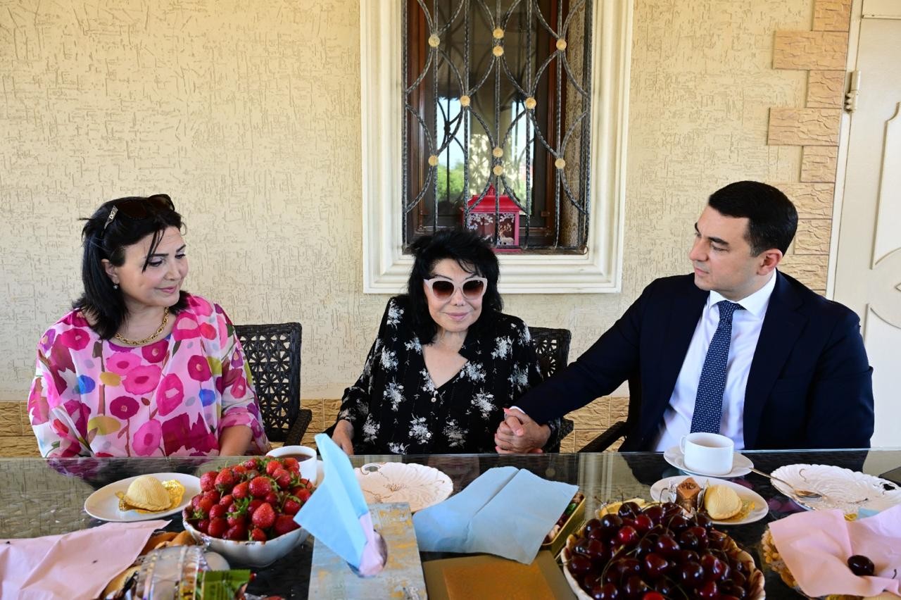 Nazir Flora Kərimovanı evində ziyarət edib - FOTOLAR